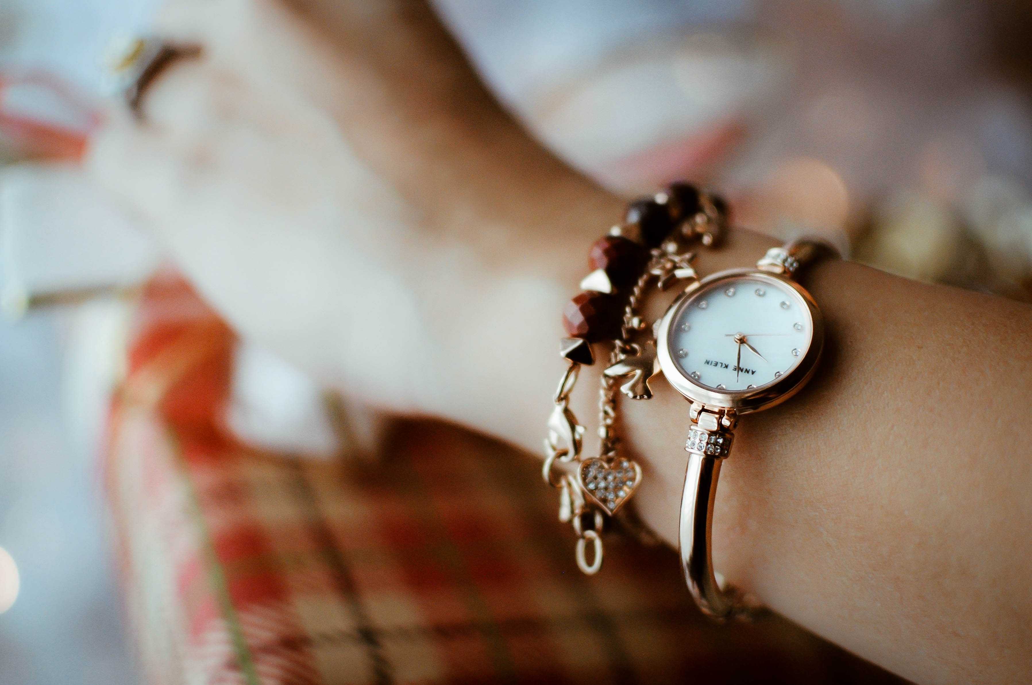 К чему снятся наручные часы на руке. Anne Klein браслет. Часы ручные женские. Часы на руку женские. Часы с браслетом женские.