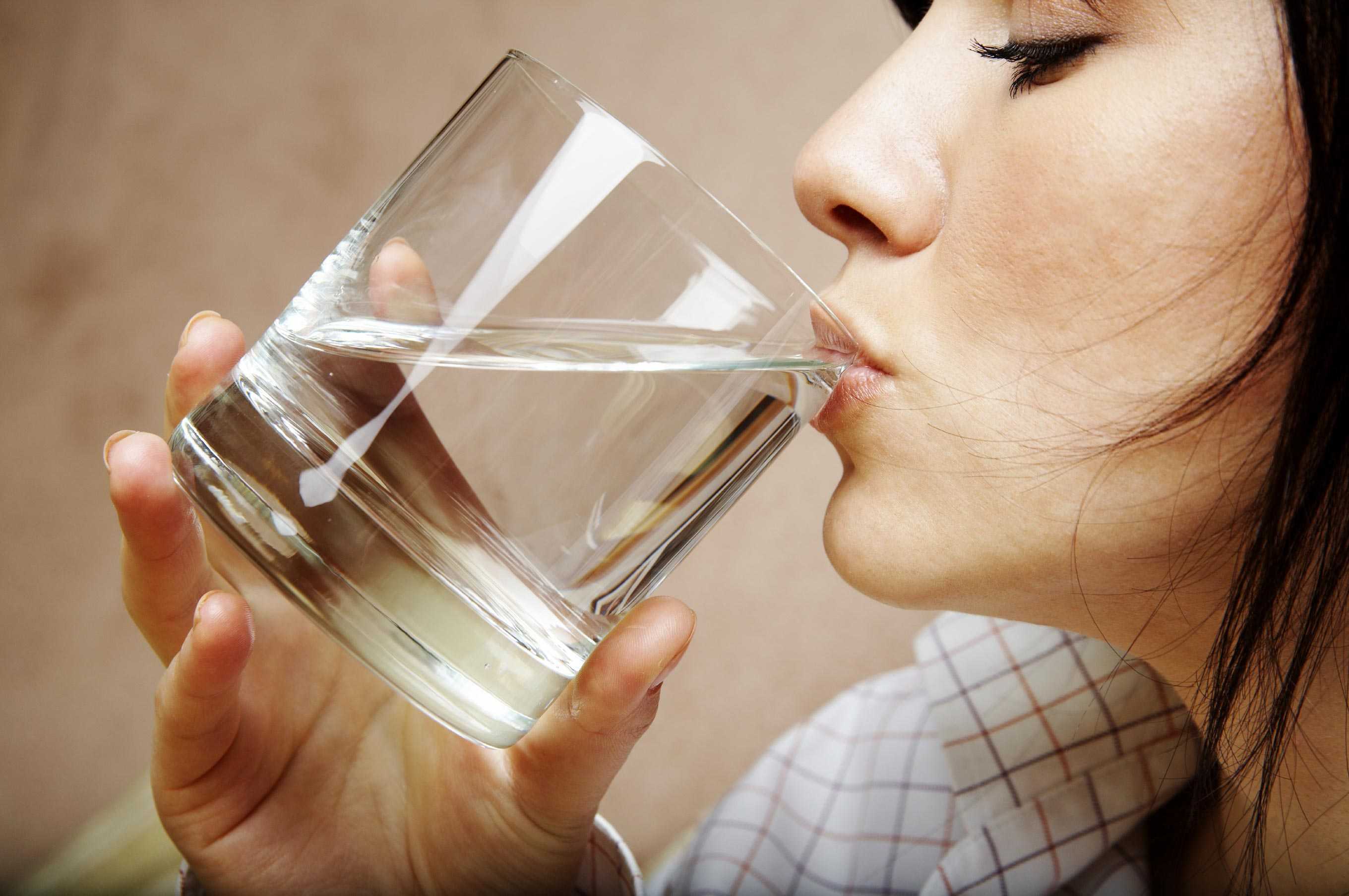 Что надо пить в домашних условиях. Стакан воды. Питье воды. Девушка пьет воду. Глоток воды.