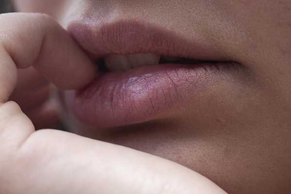 К чему чешутся губы у девушки: толкование приметы по дням недели