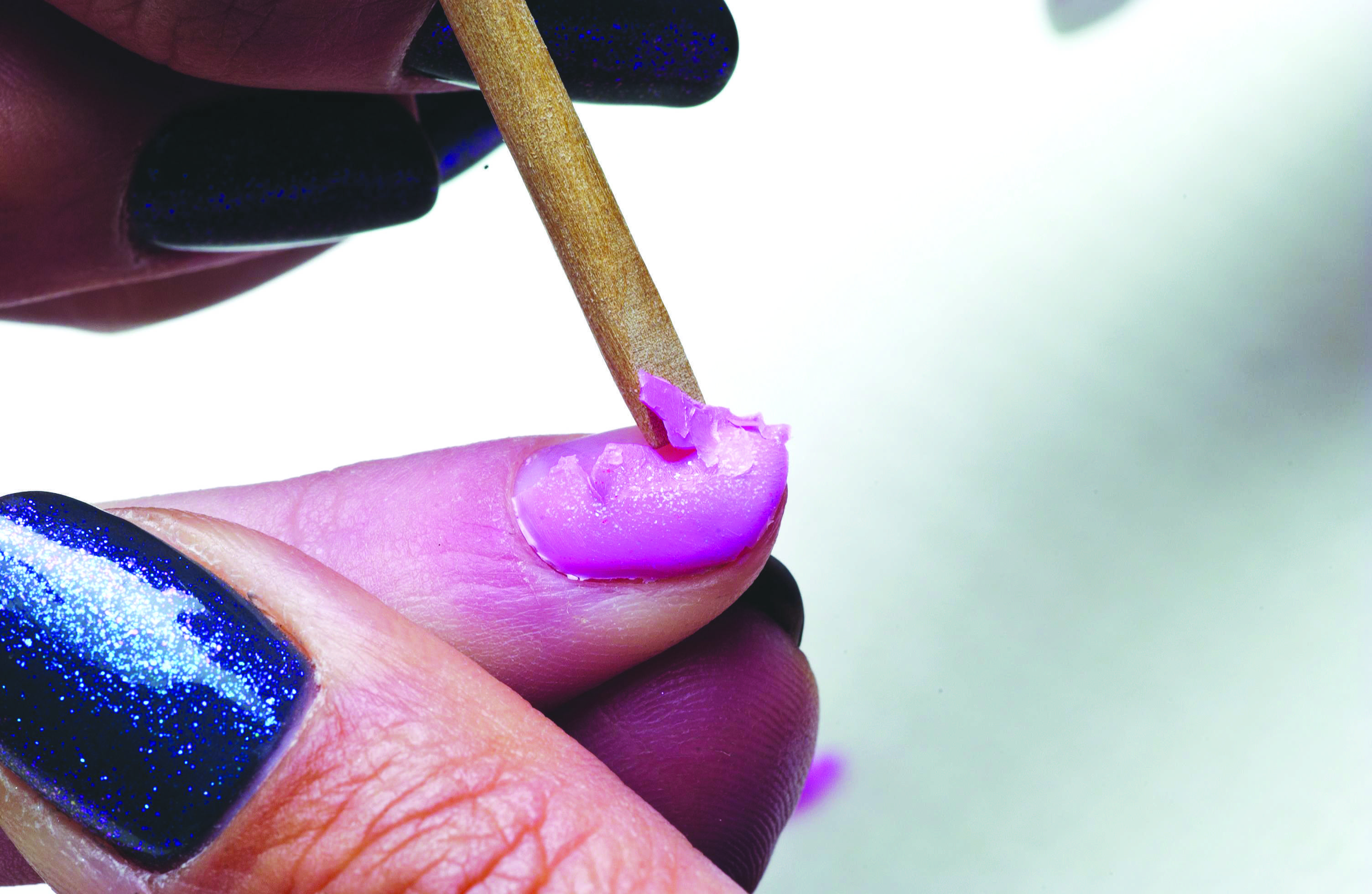 Почему отслаивается гель-лак от ногтей: причины и особенности