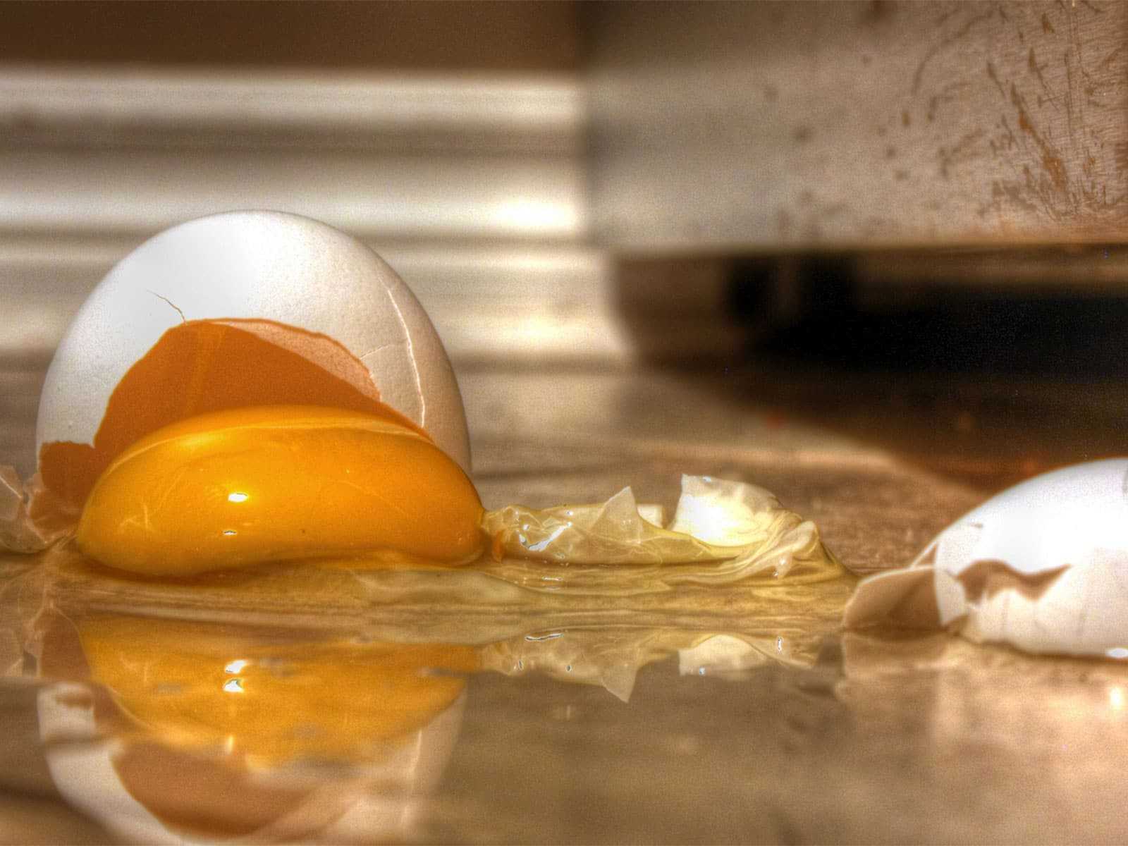 Яйца воде видео. Разбитое яйцо. Треснутое яйцо. Разбитое яйцо на полу.
