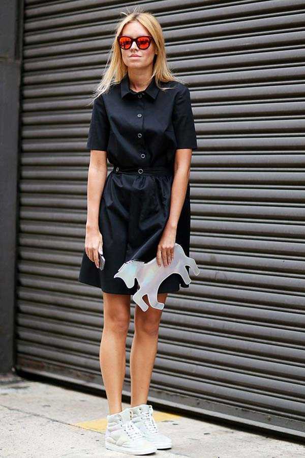 Черное платье и белые кроссовки