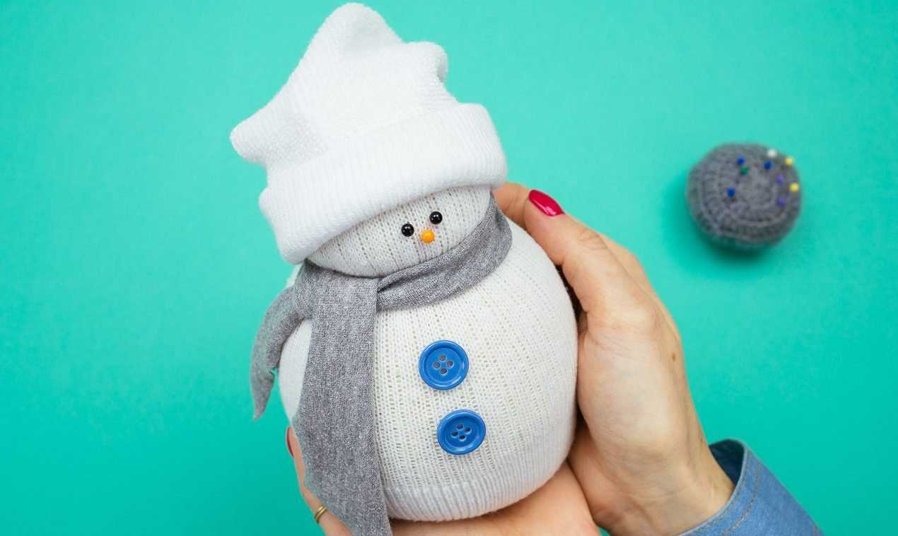 Как сделать декоративного снеговика своими руками из подручных материалов