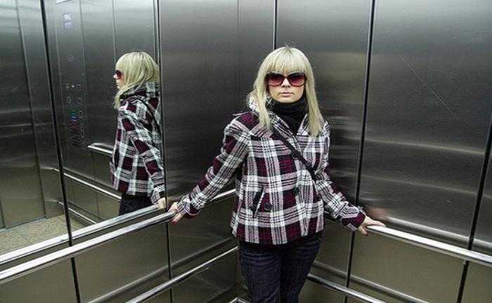 К чему снится лифт: прозрачный или глухой. к чему приснилось застрять в лифте, ехать вверх или вниз на лифте – по разным сонникам