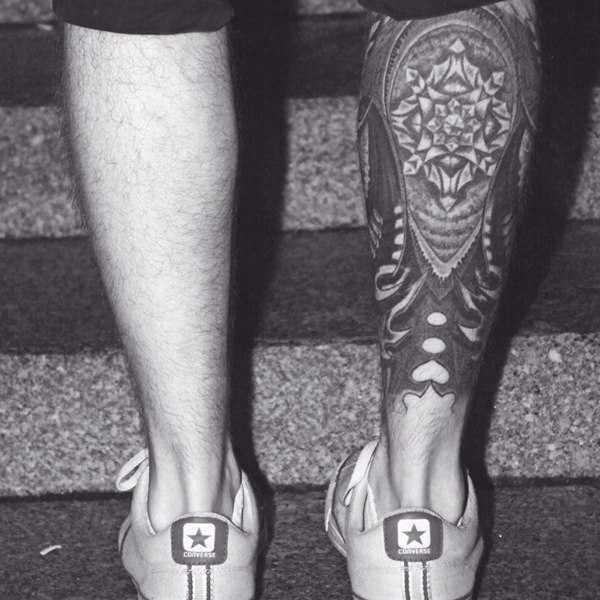 Значение татуировок для девушек на ноге