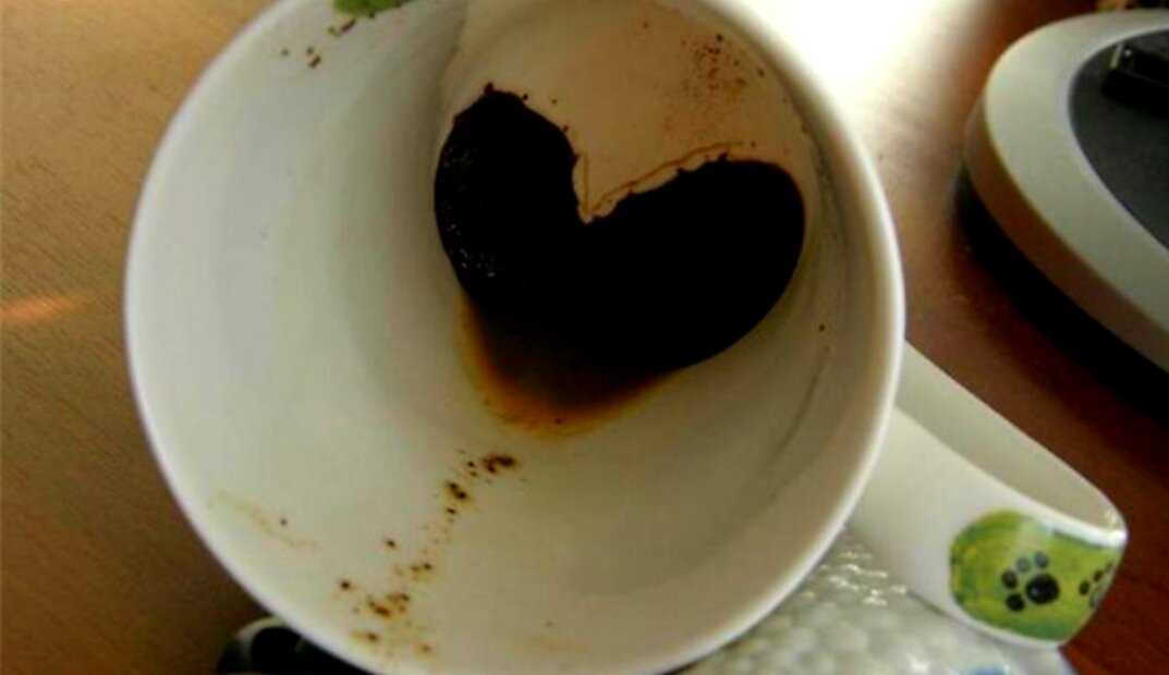 Кофейная гуща любовь. Чашка с кофейной гущей. Кофейная Гуща. Сердце на кофейной гуще. Перевернутая кофейная чашка.