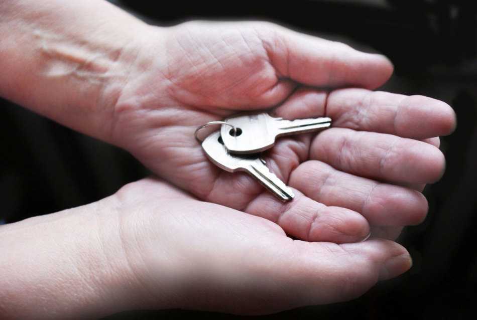 Сонник ключи от квартиры. Ключи от квартиры. Ключи от машины и квартиры. Приснились ключи от квартиры. Ключи от самолета.