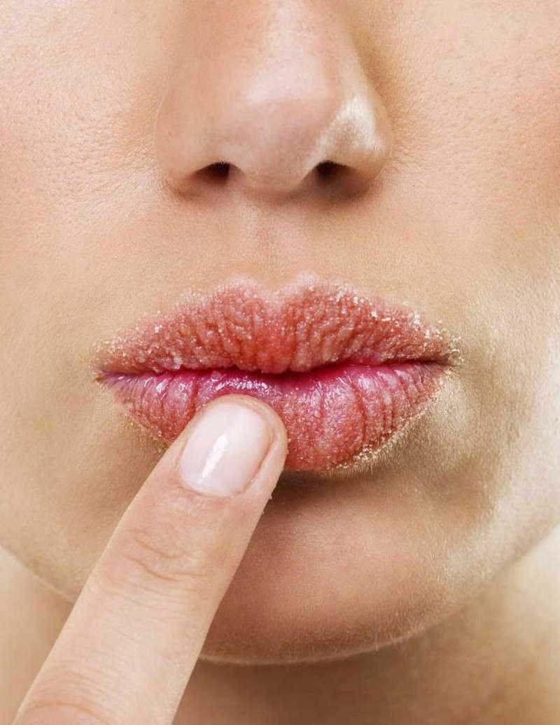 Топ-10 лучших бальзамов для губ — рейтинг косметологов