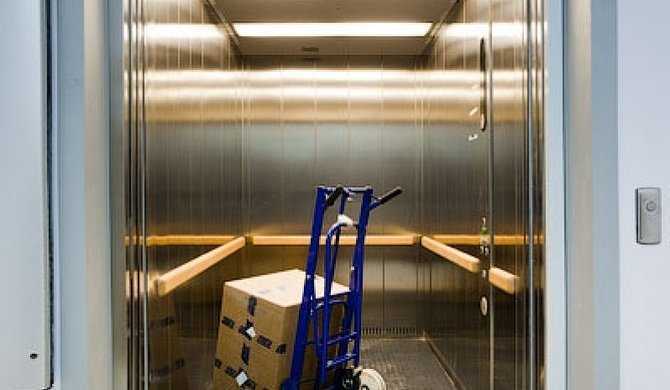 Сонник лифт большой, маленький, в многоэтажке, в офисе, светлый, темный, пустой, полный. к чему снится ехать, подниматься, опускаться, застрять, разбиться, быть замкнутым в лифте?