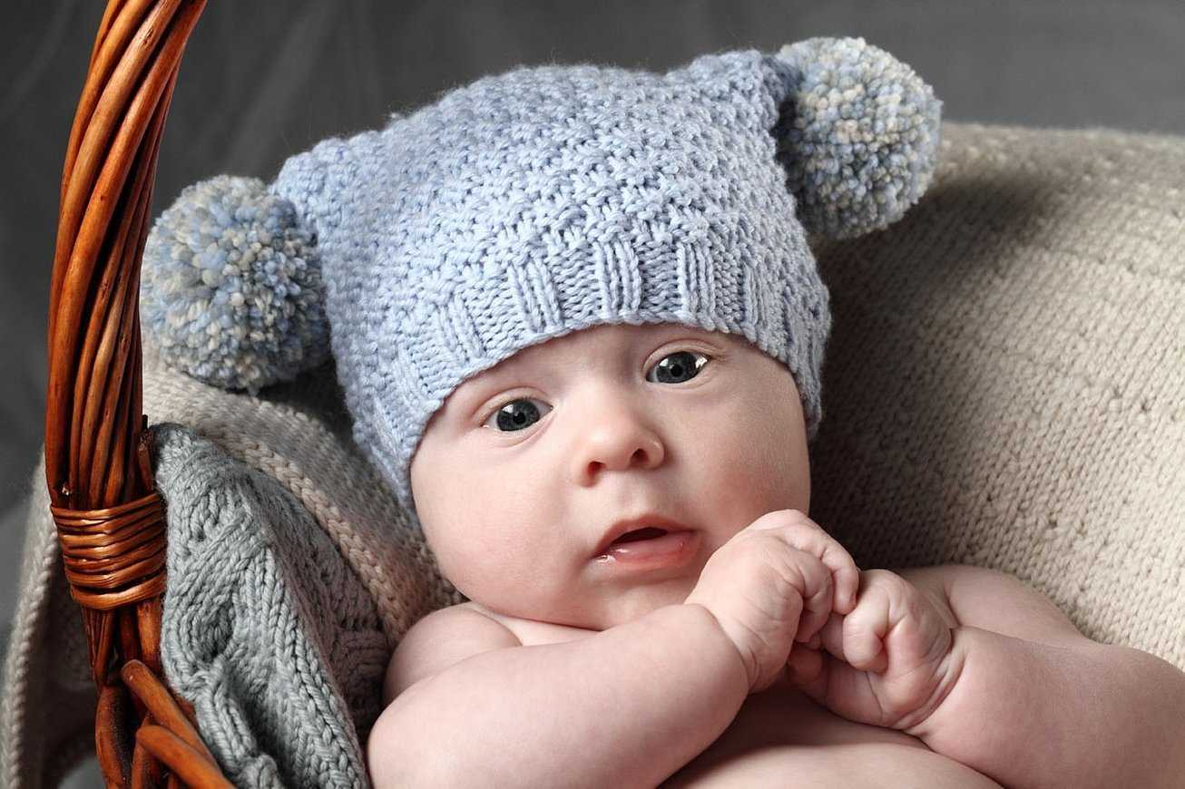 Связать мальчику 6 месяцев. Книттинг Беби. Шапочки для новорожденных. Вязаная шапка для новорожденного мальчика. Вязанные шапочки для новорожденных.