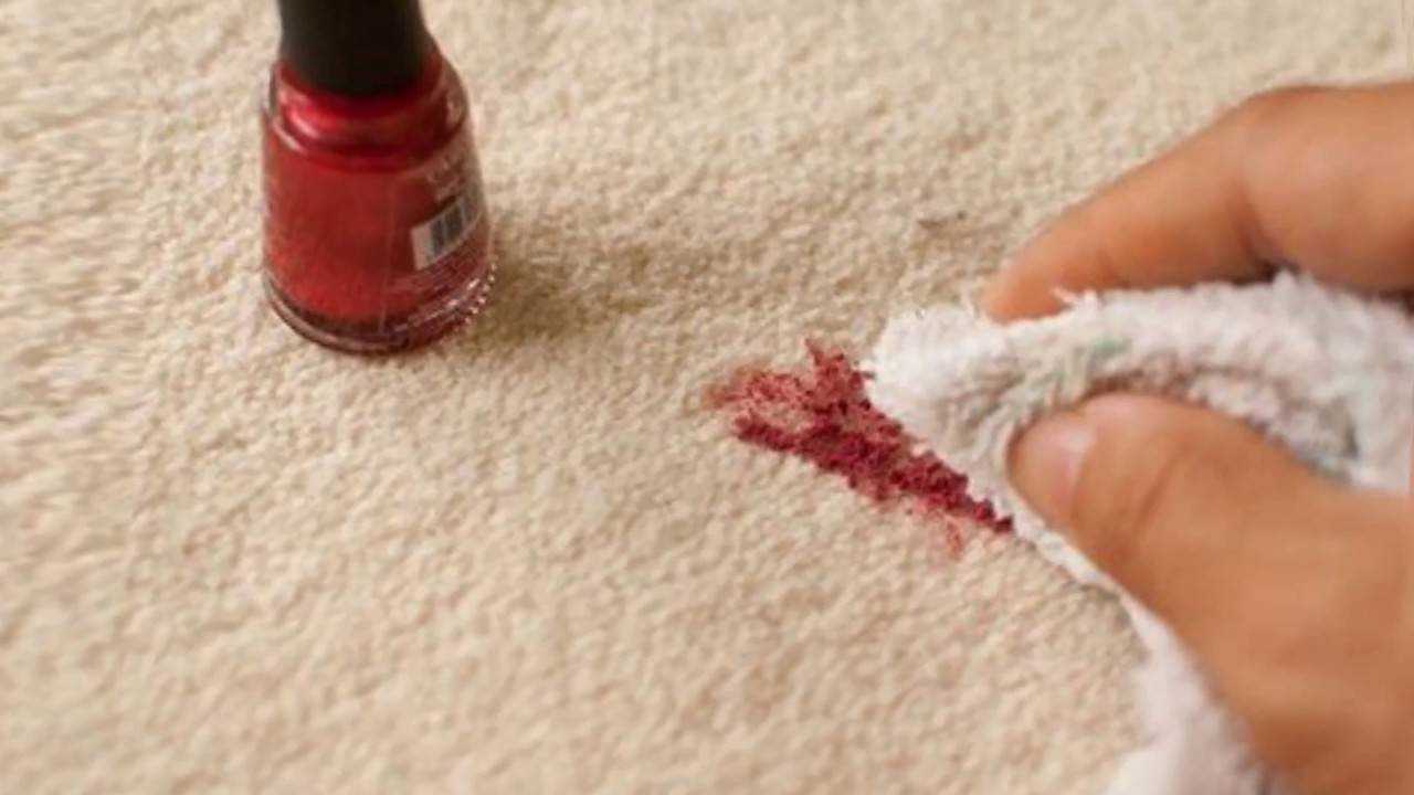 Чем можно оттереть ногти. Краска на ковре. Пятно от чернил на ковре. Выведение пятен лаком для волос.
