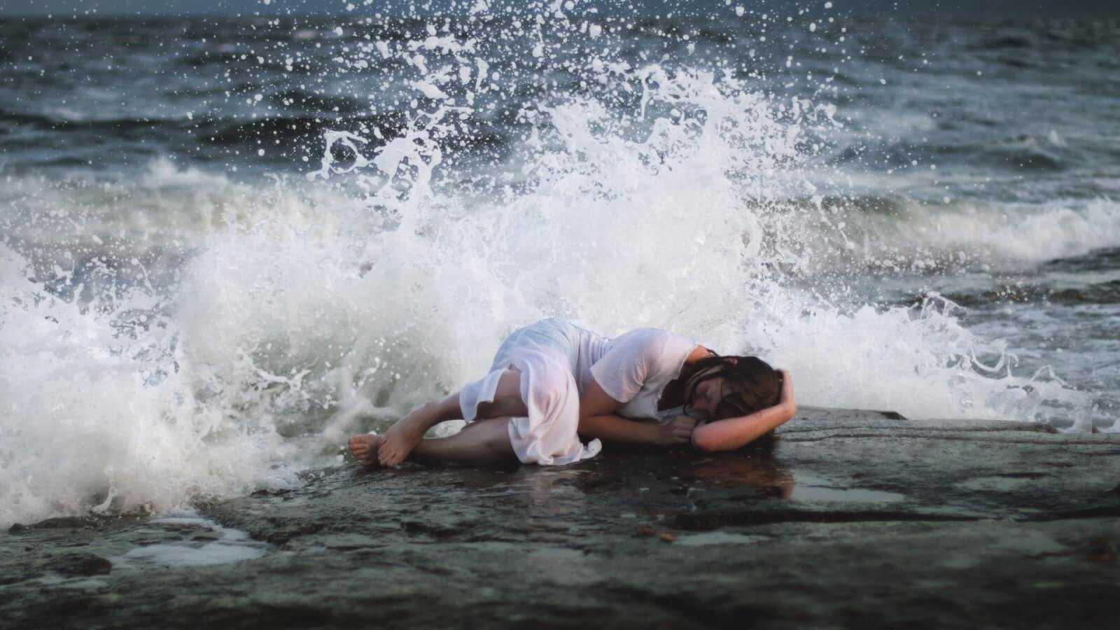 Волна бегущая по поверхности воды. Девушка на волне. Девушка-море. Фотосессия на море. Девушка в волнах моря.