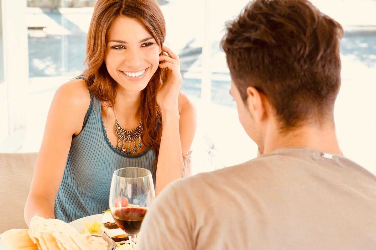 Мужчина потягивается при разговоре с женщиной. как по жестам понять, что мужчина влюблен?
