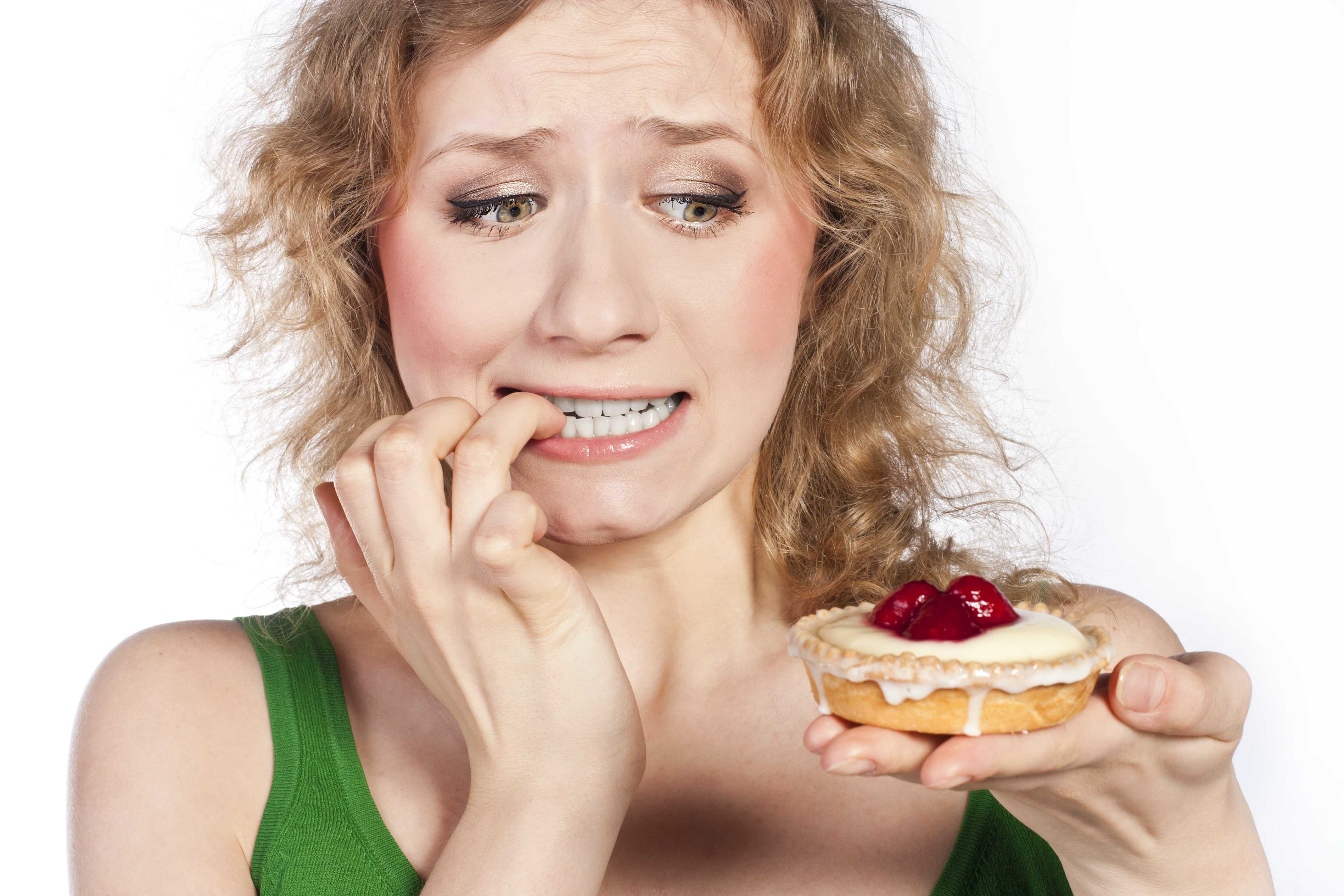 Сладкий голод. Человек ест пирожное. Женщина ест торт. Девушка ест. Переедание сладкого.