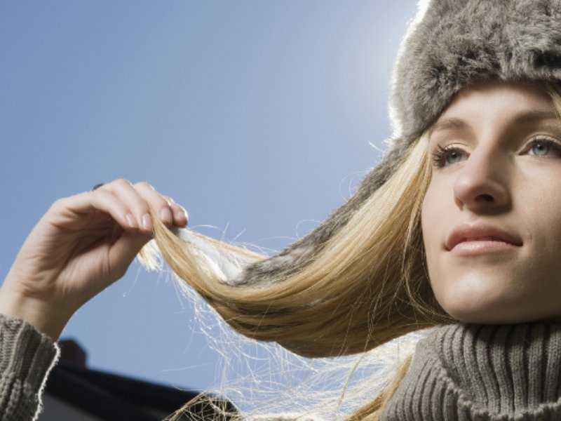 Что будет с волосами, если ходить зимой без шапки: интервью с трихологом