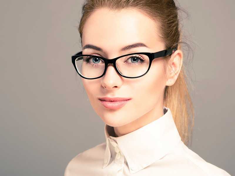 Плюсы очков для зрения. Стильные очки для зрения. Оправа для очков. Очки для зрения женские модные. Красивые девушки в очках для зрения.
