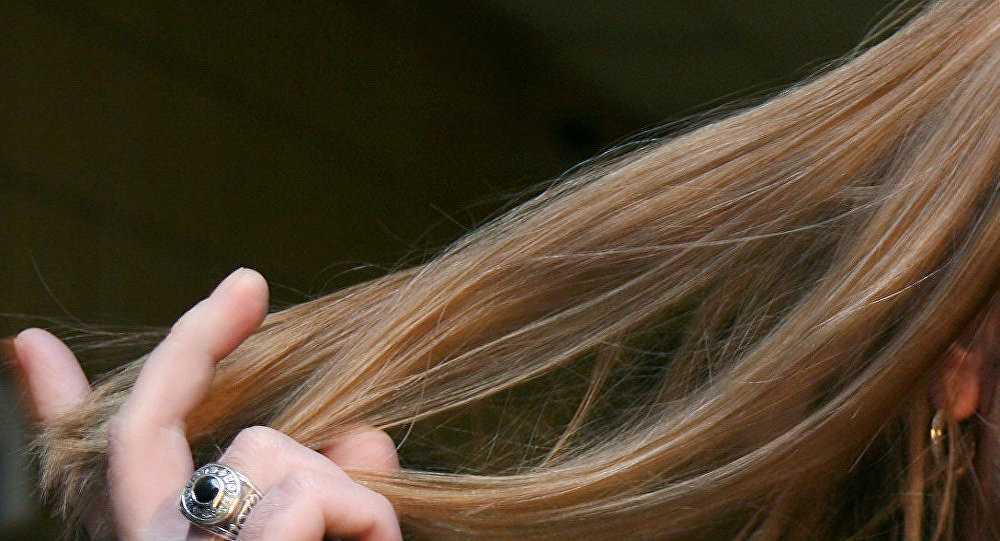 Почему нельзя накручивать волосы на палец: приметы против психологии
