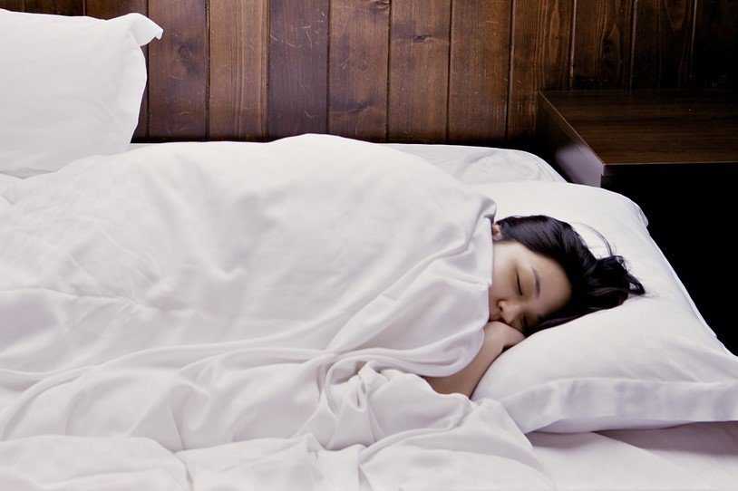 Сонник: к чему снится одеяло, покрывало в клеточку, белое, черное, с рисунками, теплое, легкое, шерстяное? что значит укрываться, прятаться под одеялом во сне: значение сна