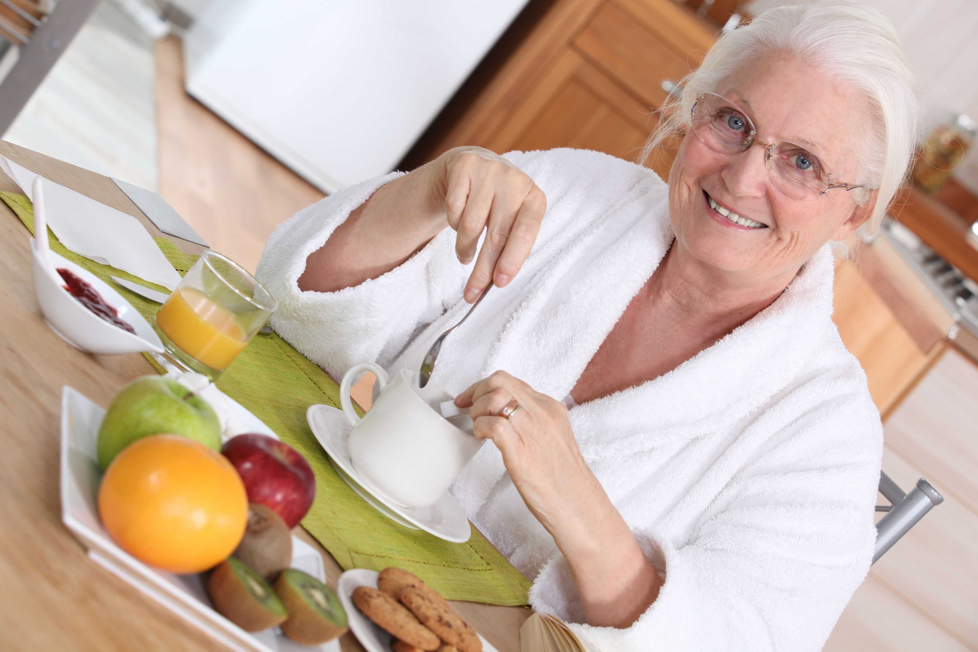 Полезные продукты после 50. Здоровое питание для пожилых. Здоровое питание в пожилом возрасте. Диетотерапия пожилых людей. Похудение в пожилом возрасте.
