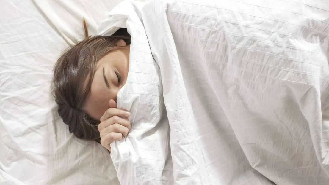 К чему снится одеяло 🔯 — топ толкований по 30 сонникам 📚: что означает для мужчины и женщины видеть, укрываться или лежать под новым или старым пледом в пододеяльнике