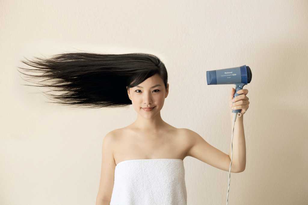 Волосы нужно сушить феном. Фен для волос. Сушка волос. Девушка с феном. Девушка сушит волосы феном.