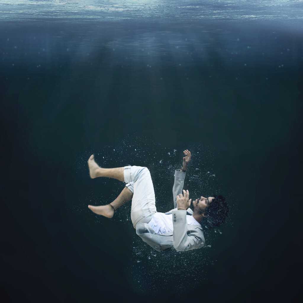 Сон ушел под воду. Тонущий человек. Тонущий человек под водой. Тонуйущий человек. Фотосессия под водой.