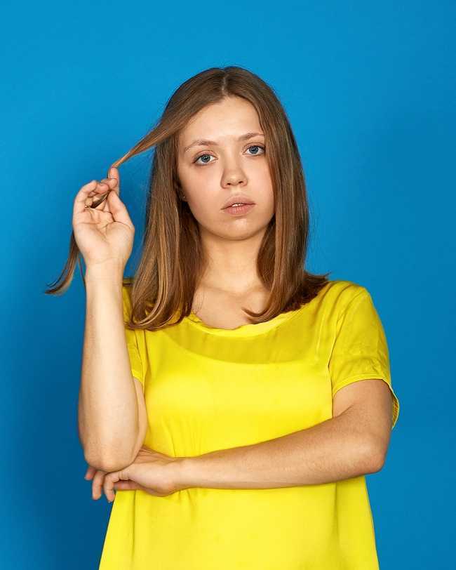 Привычка крутить волосы на палец у взрослых и детей: психология, примета