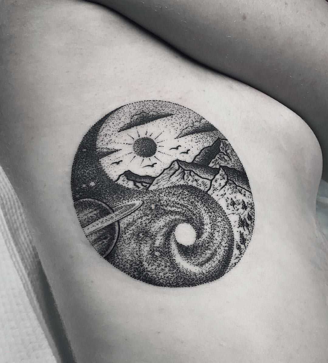 Символ инь-янь в татуировке.