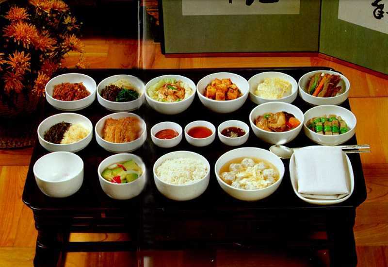 Сонник еду видеть. Корейский стол. Корейский стол с едой. Корейская сервировка стола. Корейский накрытый стол.