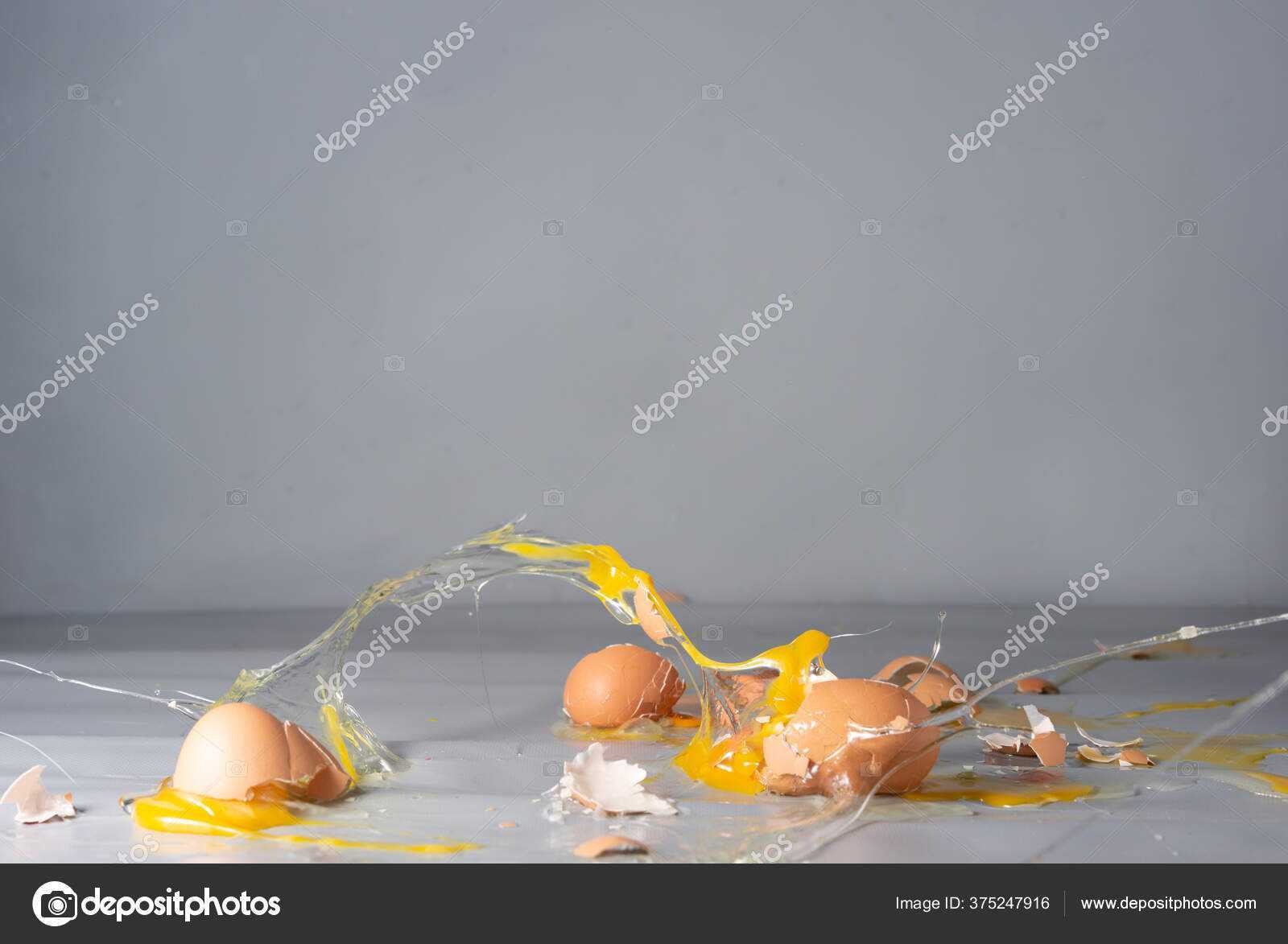 Почему падает яйцо. Разбитые яйца на полу. Разбитое яйцо на полу. Разбитые яйца картина. Пол яйца.