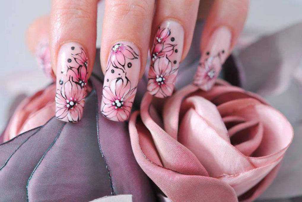 Ногти маникюр дизайн март. Цветы на ногтях. Маникюр с рисунком цветов. Ногти с цветочками. Красивые маникур с цветочками.