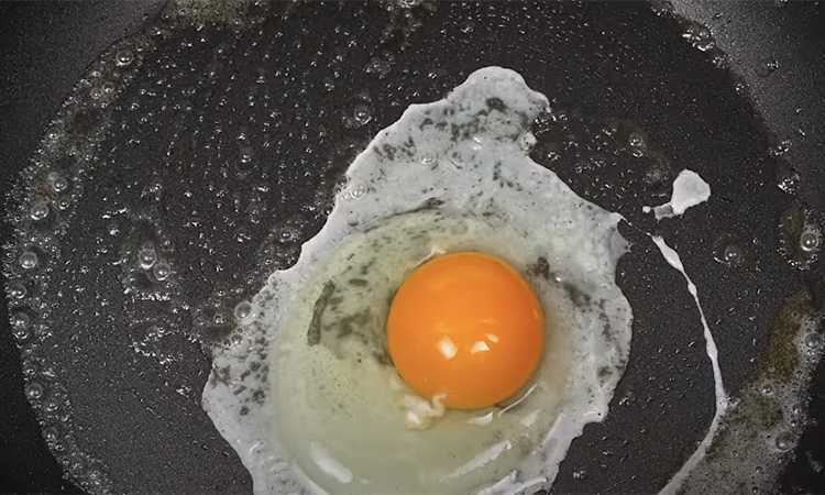 Разбитые яйца 2. Два яичных желтка. Как аккуратно разбить яйцо. Разбить яйцо примета сырое на пол утром.