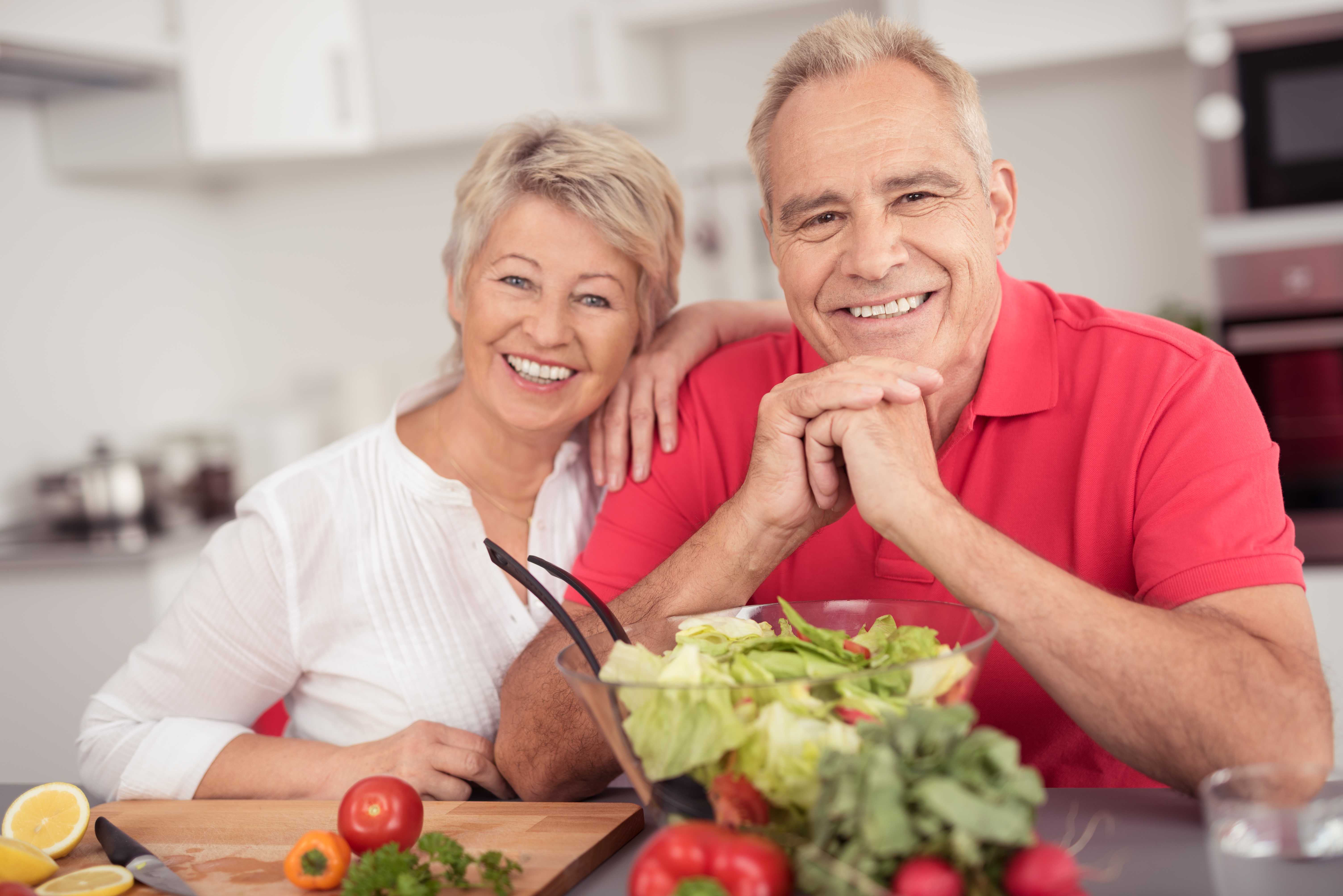 Всех возрастов и полов. Здоровое питание для пожилых. Правильное питание для пожилых. Пожилые люди. Здоровое питание в зрелом возрасте.