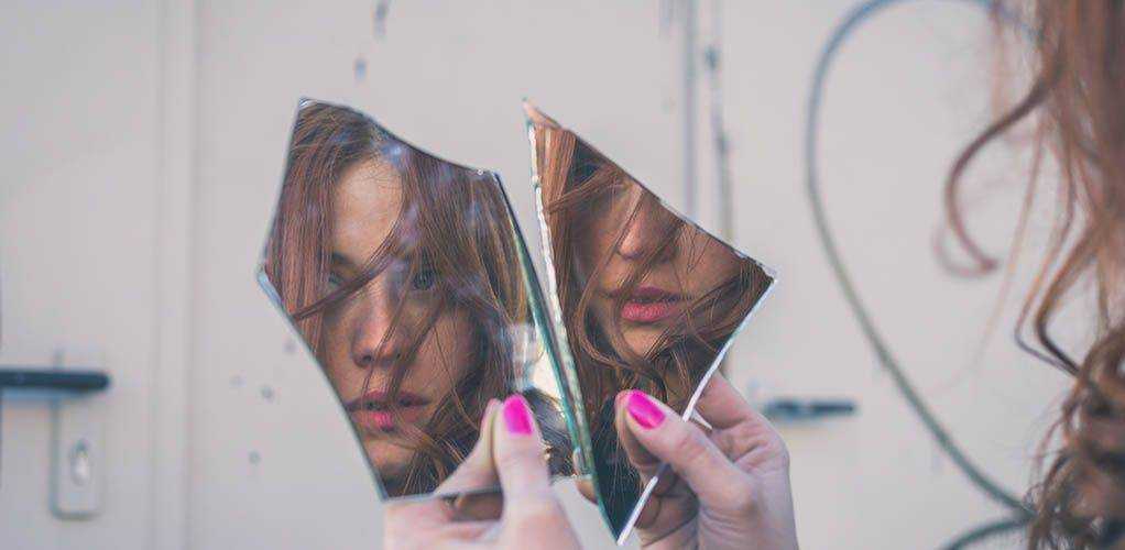 Разбитое зеркало: к чему снится этот отрицательный образ?