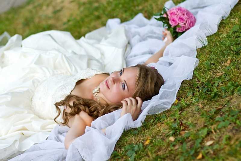 К чему снится чужая свадьба замужней женщине. Невеста лежит. Невеста лежа. Невеста лежит на земле. Невеста валяется.