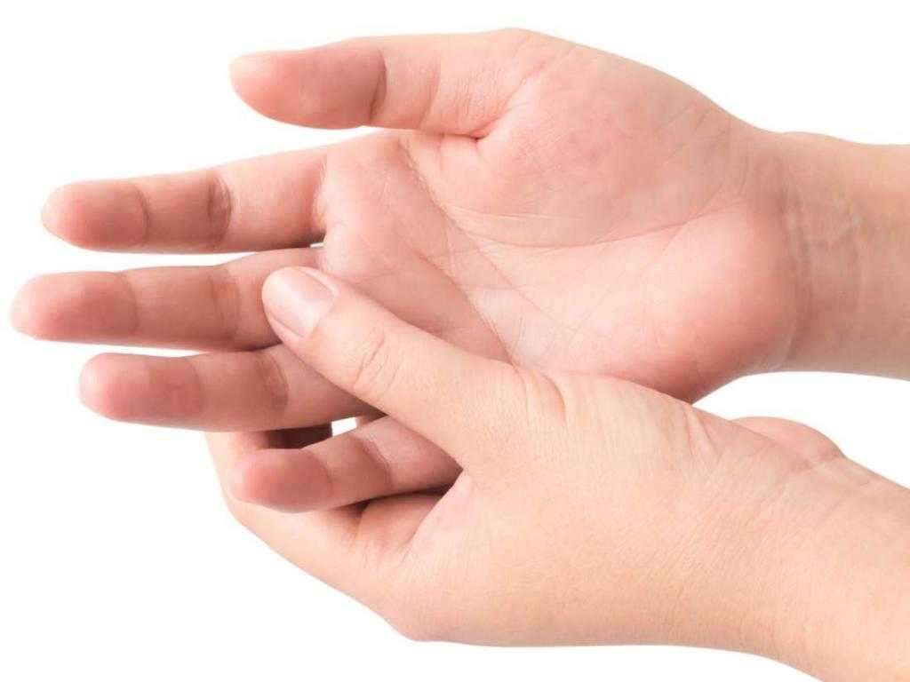 К чему чешется палец на руке