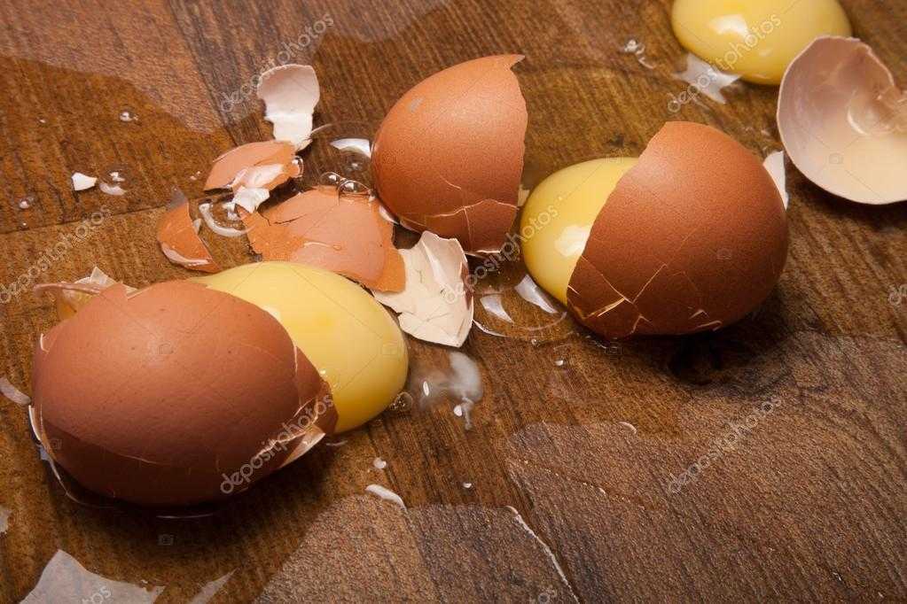 К чему снится разбитое сырое яйцо женщине. Разбитое яйцо. Разбитые яйца. Разбитые 2 яйца. Треснутые яйца.