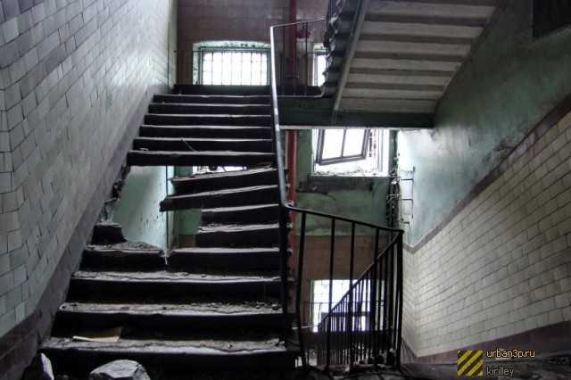 Подъездные лестницы. Лестница в подъезде. Сломанная лестница в подъезде. Сломанные подъездные лестницы. Сон приснилась лестница