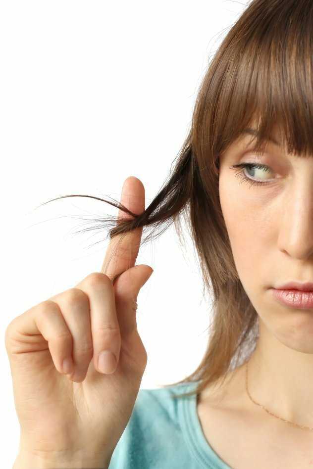 Привычка крутить волосы на палец: приметы, суеверия и мнение психологов