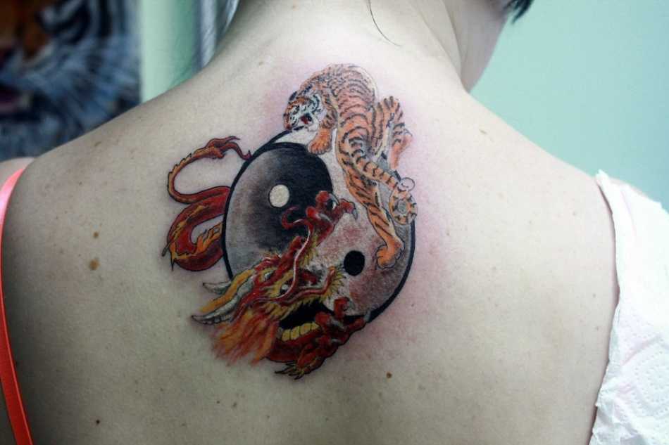 Что означает татуировка дракон вокруг инь янь