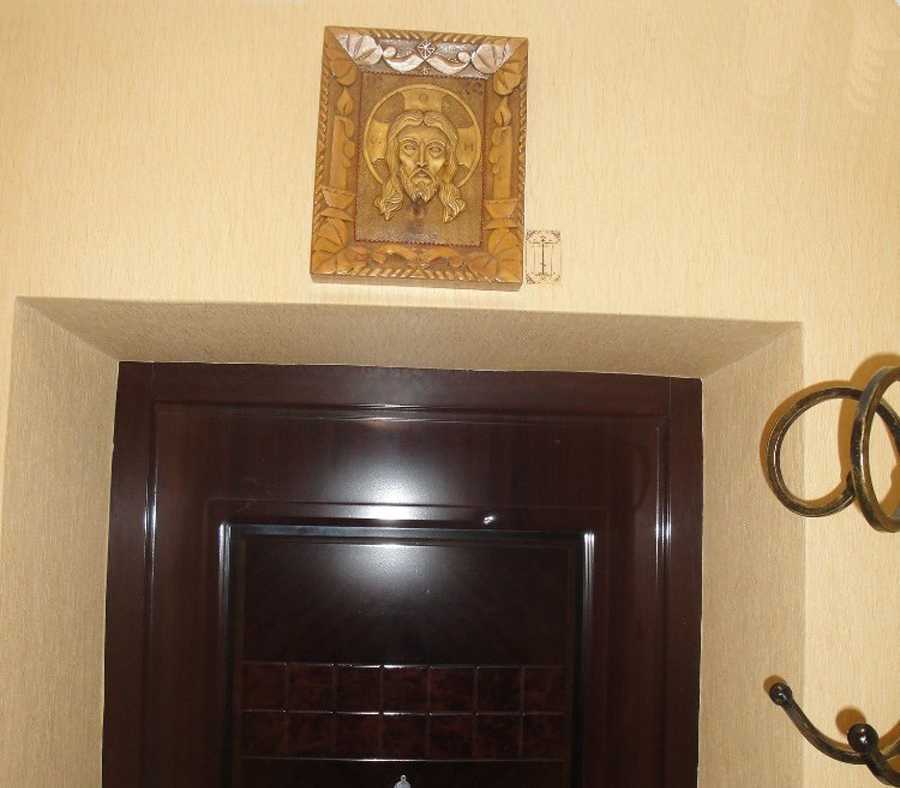 Метра над дверью. Икона над входной дверью. Икона над входной дверью в квартире. Иконка над входной дверью. Иконы над входной дверью и напротив.